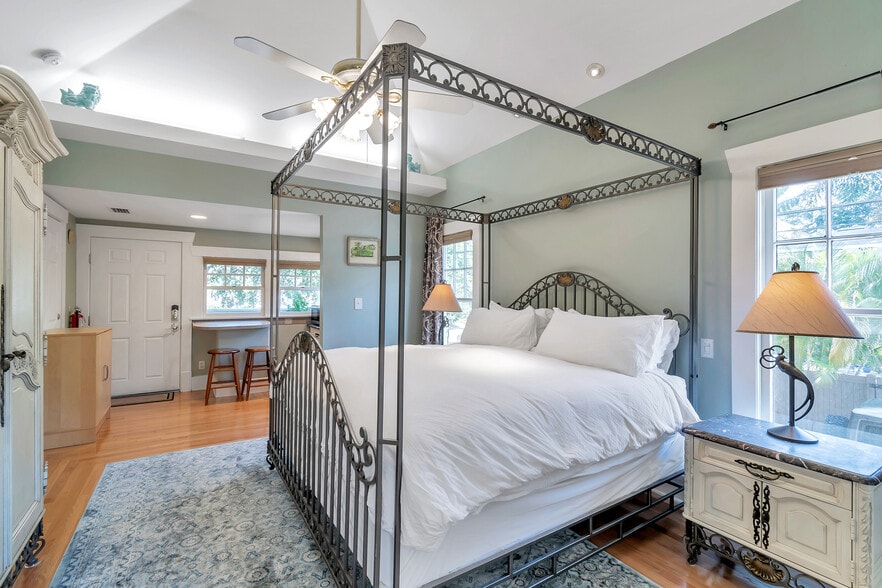 More Photos Of 635 Bay St NE, Saint Petersburg Hospitality For Sale