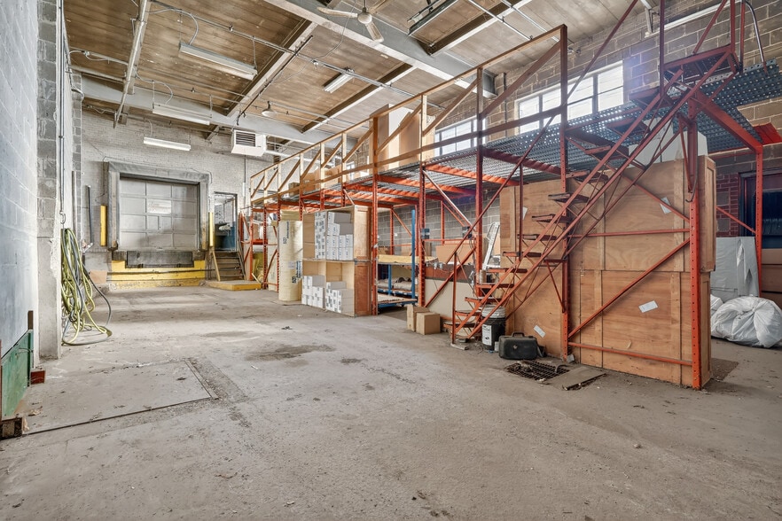 More Photos Of 1025 St Butler, Montréal Distribution For Sale