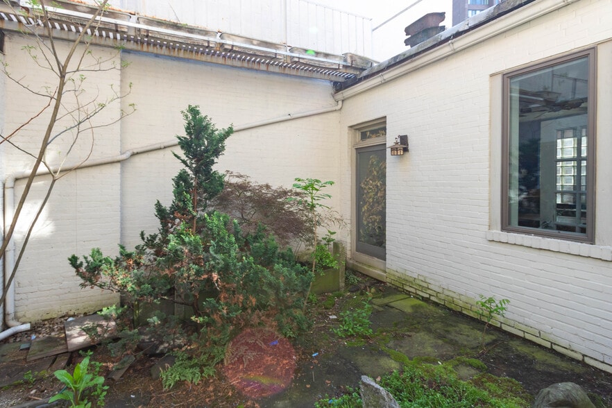 More Photos Of 115 W Saratoga St, Baltimore Storefront Retail Residential For Sale