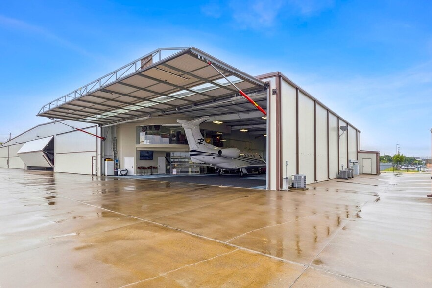 More Photos Of 15809 Addison Rd, Addison Airplane Hangar For Sale