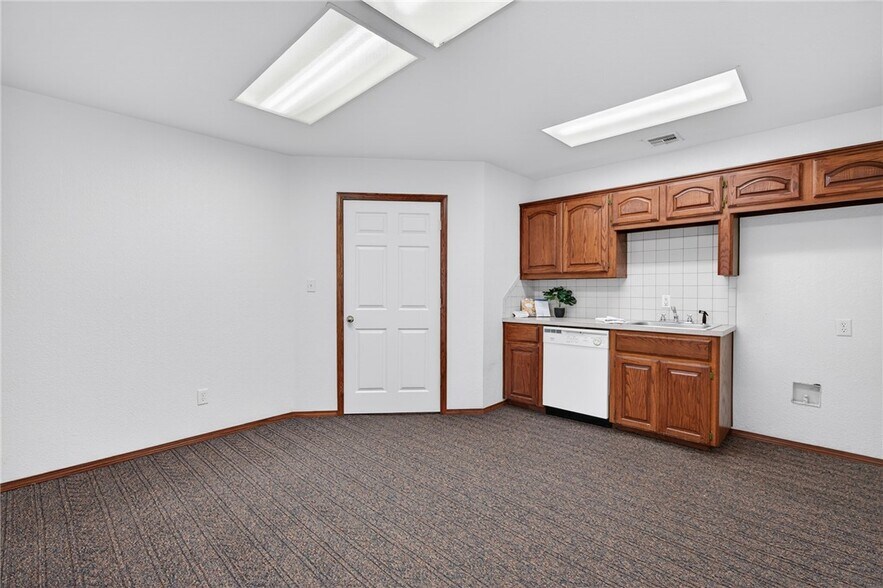 More Photos Of 706 W Broadway St, Spiro Medical For Sale