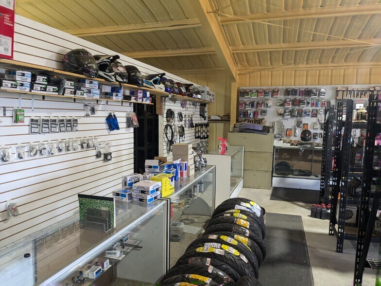 More Photos Of 11468 Black Jack Rd, Cumby Auto Repair For Sale