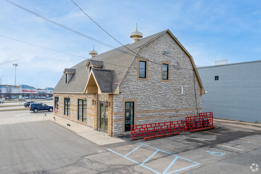 More Photos Of 33030 Northwestern Hwy, West Bloomfield Freestanding For Sale