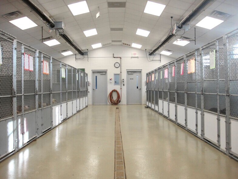 More Photos Of 719 New Hope Church Rd, Chapel Hill Veterinarian Kennel For Sale