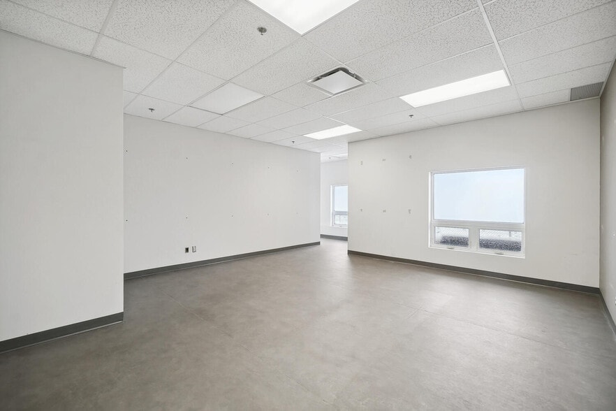 More Photos Of 10007 Boul Pie-IX, Montréal Office For Sale