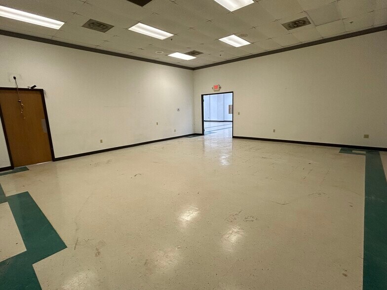 More Photos Of 3215 W Oak St, Palestine Medical For Lease