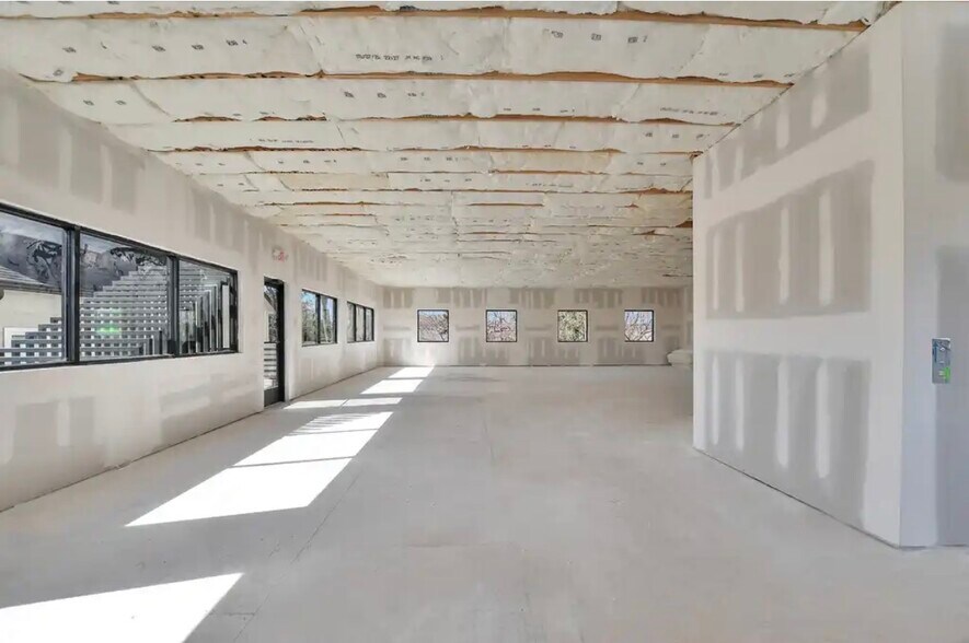 More Photos Of 6815 N Main St, Houston Unknown For Lease