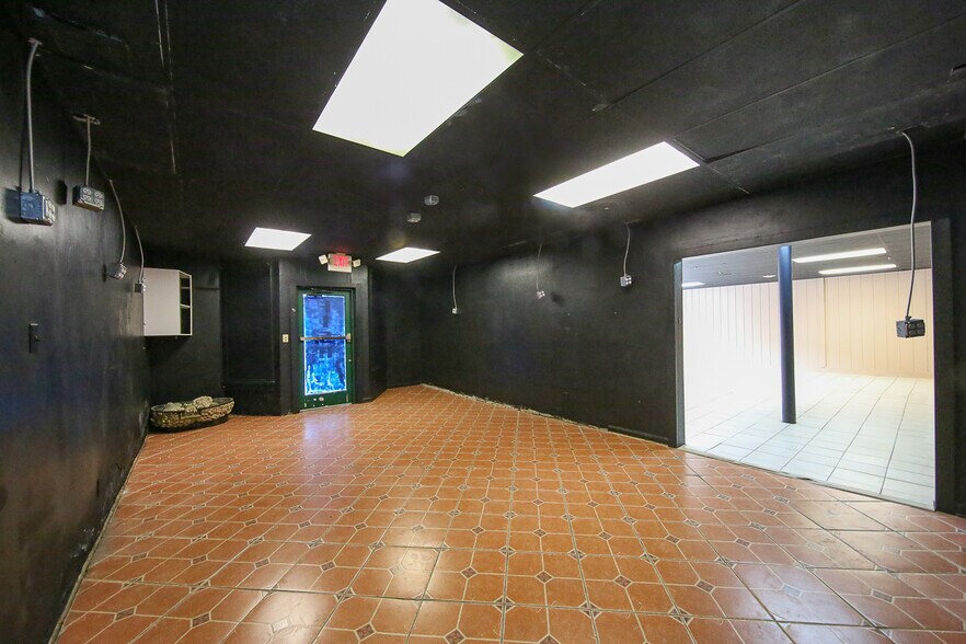 More Photos Of 130-148 Penn Ave, Salem Storefront Retail Office For Sale