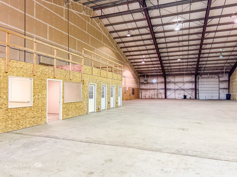 More Photos Of 494 SW Veterans Way, Redmond Warehouse For Lease