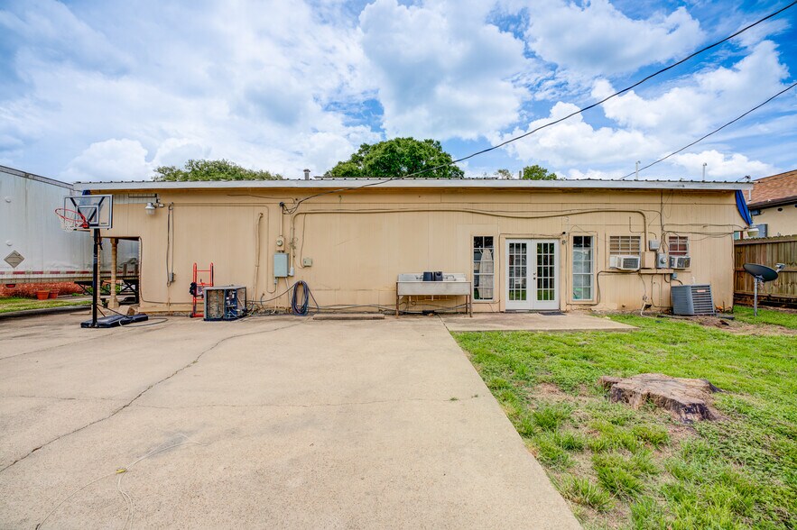 More Photos Of 811 N Travis St, Liberty Apartments For Sale