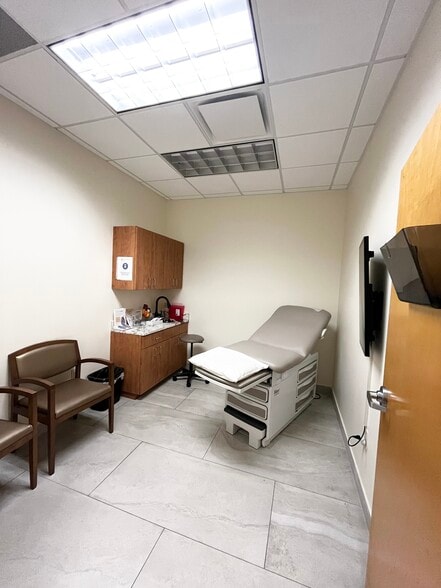 More Photos Of 805 Oakley Seaver Dr, Clermont Medical For Lease