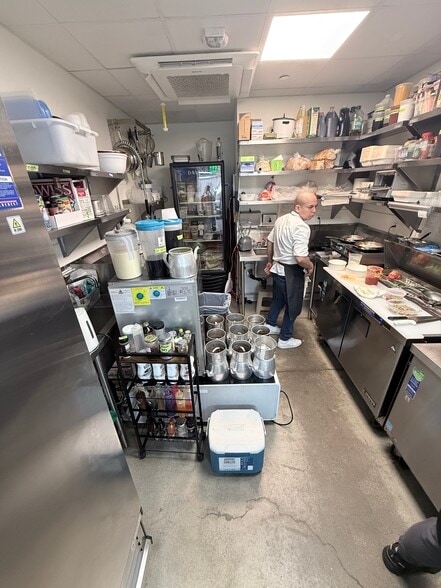 More Photos Of 3032 Wilshire Blvd, Santa Monica Storefront For Lease