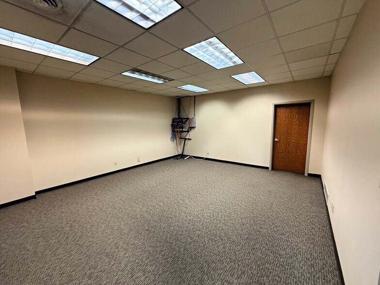 More Photos Of 5658 Westminster Dr, Cedar Falls Warehouse For Lease