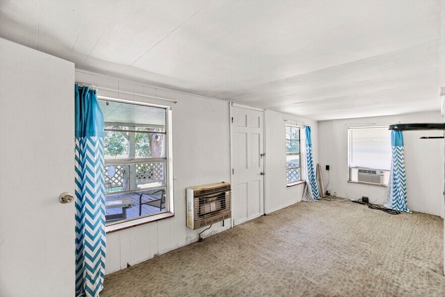 More Photos Of 138 Main St, Sharpsburg Flex For Sale