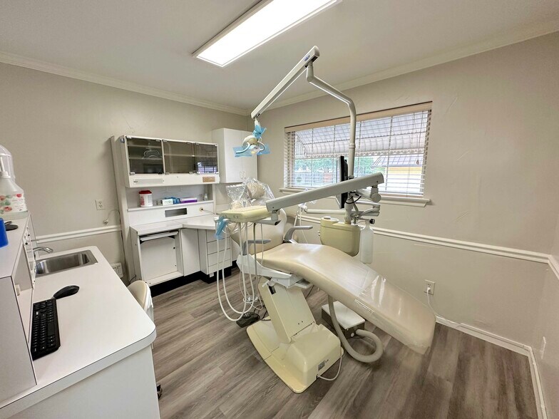 More Photos Of 2221 W Walnut St, Garland Medical For Sale