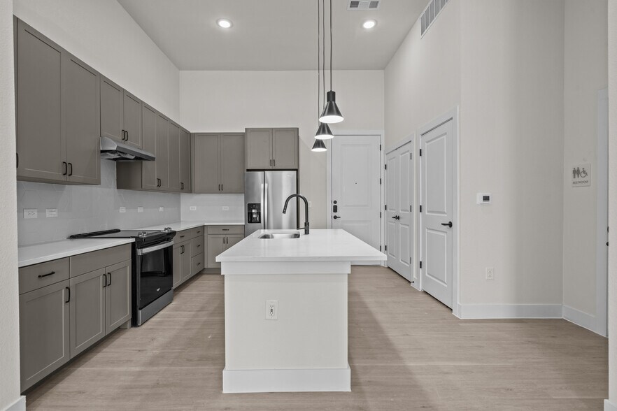More Photos Of 760 Airport Blvd, Austin Apartments For Lease
