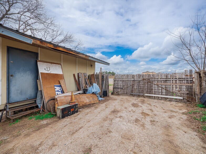 More Photos Of 201 S Highway 183, Leander Flex For Sale