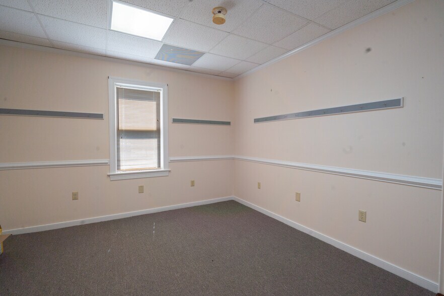 More Photos Of 220 Chesapeake Dr, White Stone Office For Sale