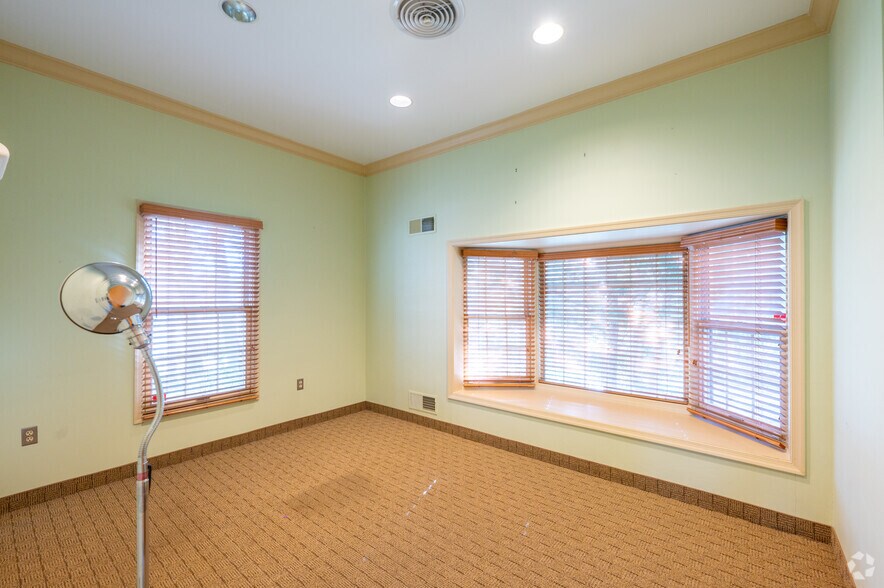 More Photos Of 5602-5654 Shields Dr, Bethesda Medical For Lease