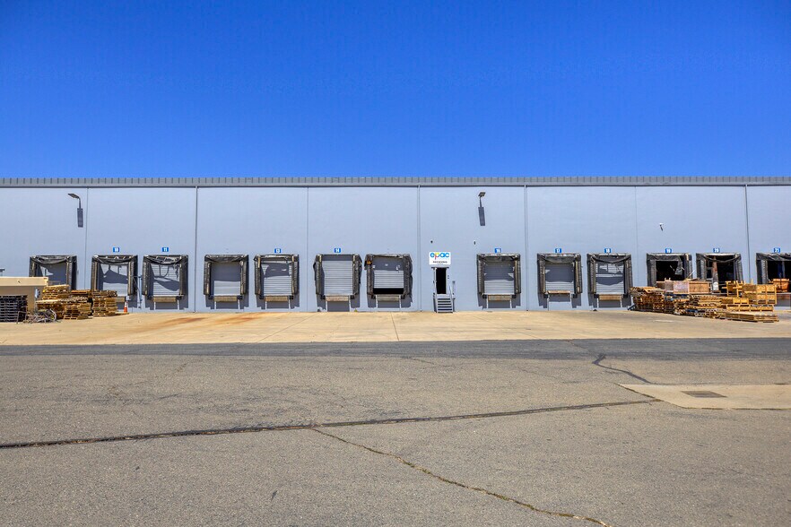 More Photos Of 1601 Aviation Blvd, Lincoln Distribution For Lease