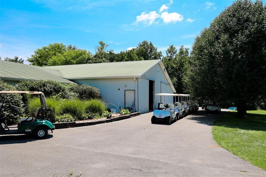 More Photos Of 6198 Randolph Summer Shade Rd, Summer Shade Sports And Entertainment For Sale