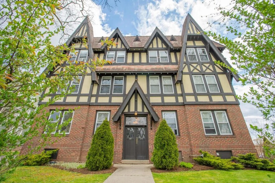 More Photos Of 28 Whitney St, Hartford Apartments For Sale