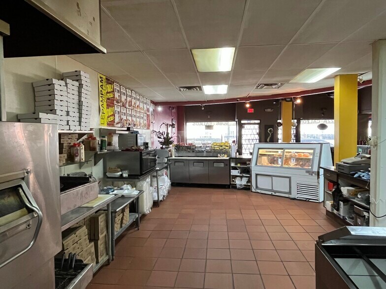 More Photos Of 901 Madison Ave, Toledo Storefront Retail Residential For Lease