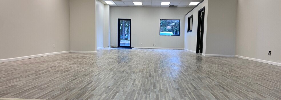 More Photos Of 517 N Lake Ave, Twin Lakes Showroom For Lease