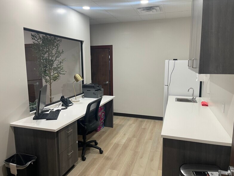 More Photos Of 1915 S Zapata Hwy, Laredo Storefront Retail Office For Lease