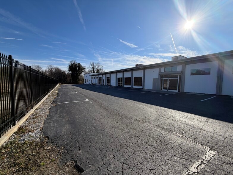 More Photos Of 4827 Gate City Blvd, Greensboro Showroom For Lease