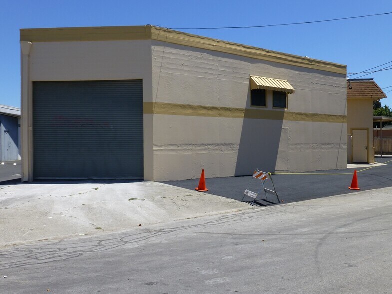 Primary Photo Of 16840 Alisal Ct, San Lorenzo Warehouse For Lease