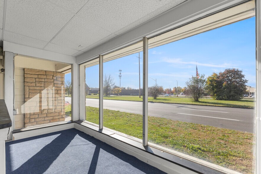More Photos Of 25420 Grand River ave, Redford Twp Service Station For Lease