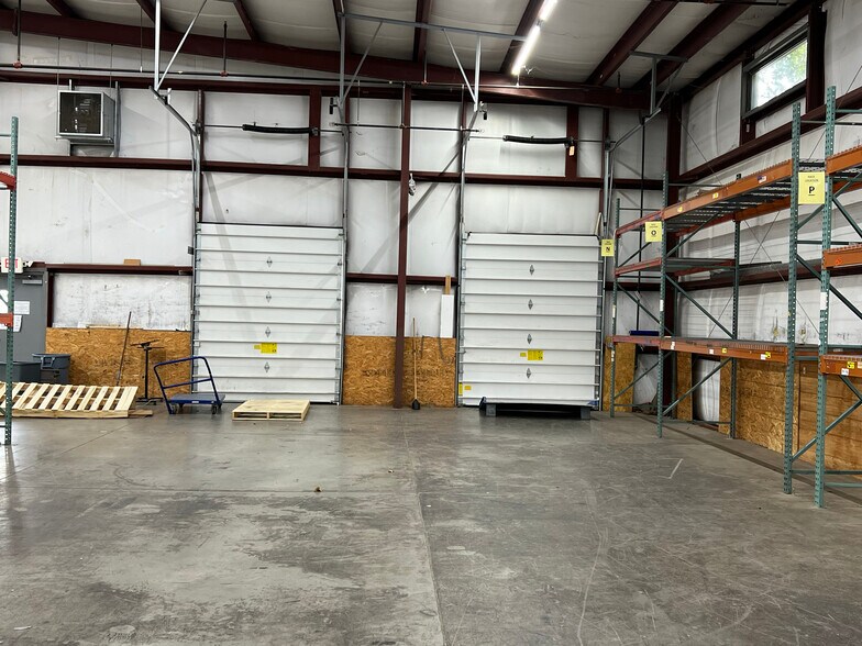 More Photos Of 10 Corporate Dr, Halfmoon Flex For Lease