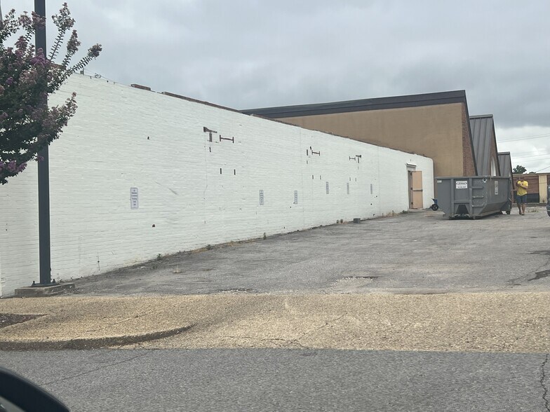 More Photos Of 220 S Marion St, Athens Freestanding For Sale