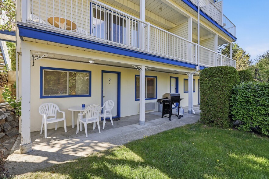 More Photos Of 7001 Savona Access Rd, Thompson-Nicola Hotel For Sale