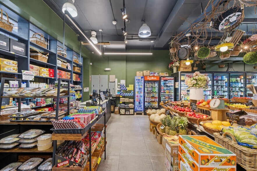 More Photos Of 14206 41st Ave, Flushing Supermarket For Lease