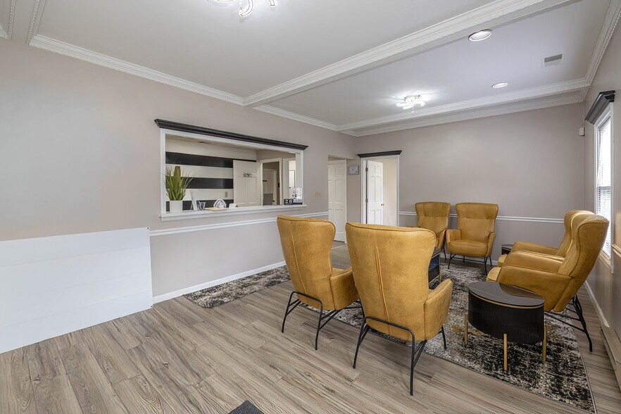 More Photos Of 1026 N Mitthoeffer Rd, Indianapolis Office For Sale