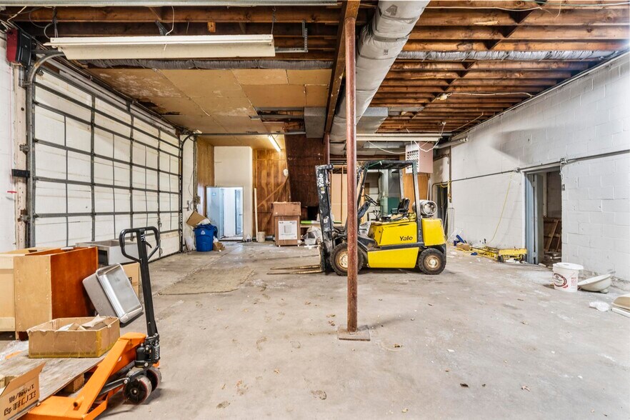 More Photos Of 62 Newton Ave, Plainville Auto Repair For Lease