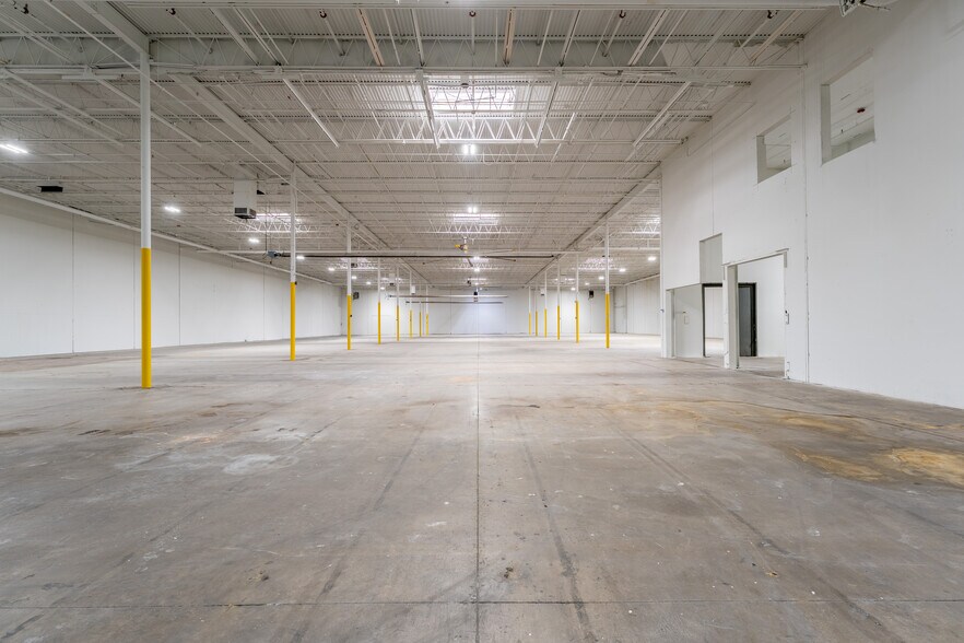 More Photos Of 4404 S Beltwood Pky, Dallas Warehouse For Lease