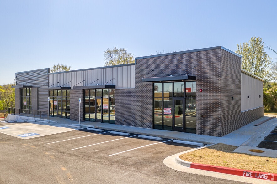 More Photos Of 2649 E Mission Blvd, Fayetteville Office For Lease