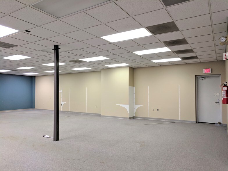 More Photos Of 901 W Main St, El Paso Office For Sale
