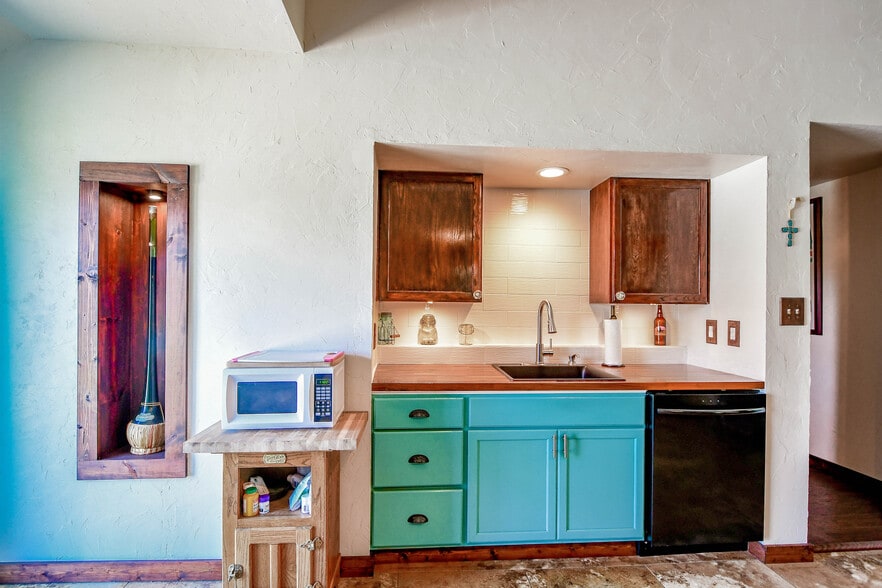 More Photos Of 512 N Travis St, Granbury Hospitality For Sale