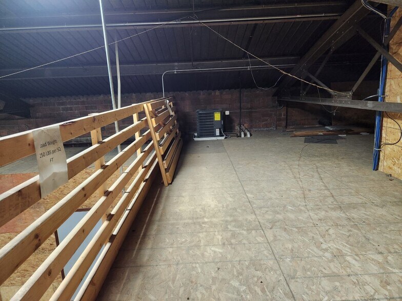 More Photos Of 702 S Delaware Ave, Mason City Light Manufacturing For Lease