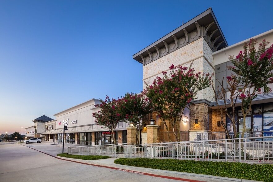 More Photos Of 2105-2129 W Davis St, Conroe Unknown For Lease