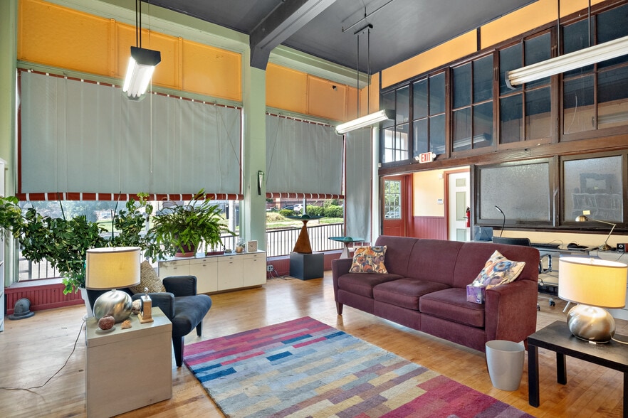 More Photos Of 2007-2009 Locust St, Saint Louis Storefront Retail Residential For Lease