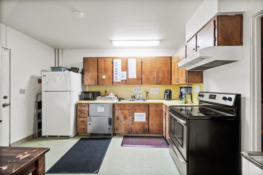 More Photos Of 12975 SW Grant St, Tigard Daycare Center For Sale