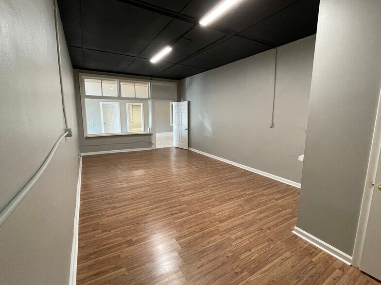 More Photos Of 152-158 N Water Ave, Gallatin Office For Lease
