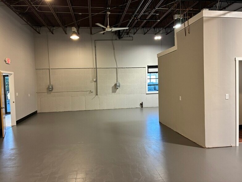 More Photos Of 4 Railroad Ave, Wakefield Flex For Lease