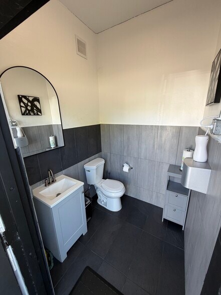 More Photos Of 610 N G St, Lake Worth Unknown For Lease