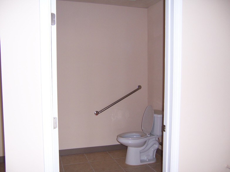 More Photos Of 3620 De La Ronde Dr, Chalmette Storefront Retail Office For Lease